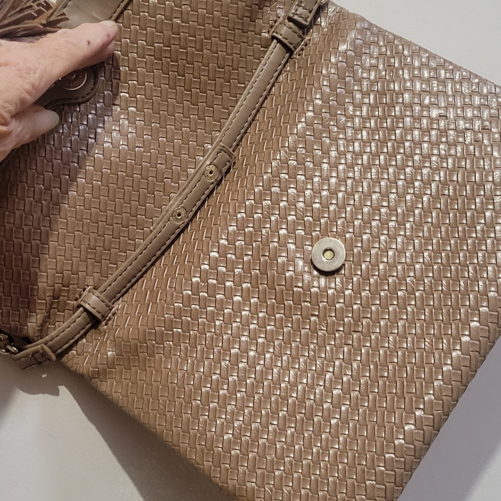 Elegant Tan Woven Clutch Bag - Picture 4 of 8